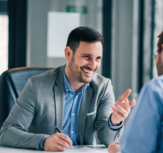 Employeur souriant assis à son bureau